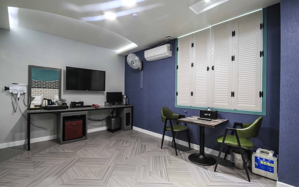 Room (Twin) photo 2