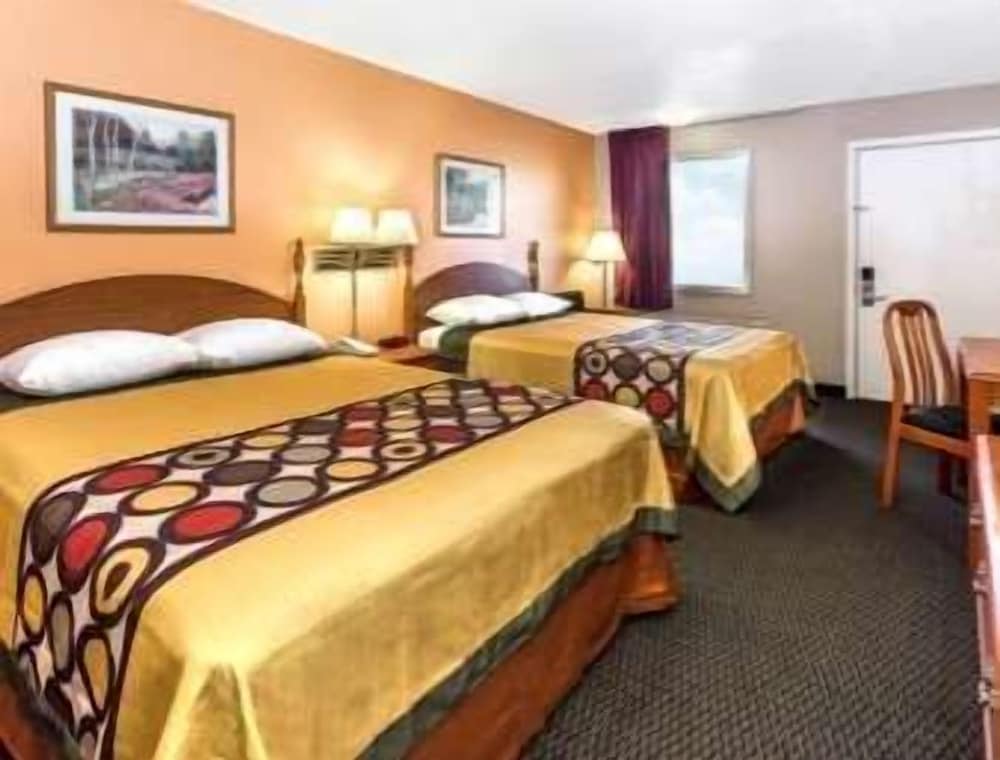 Room, 2 Queen Beds - Photo 5