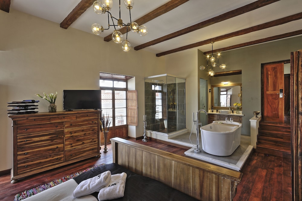 Premier Suite, 1 Queen Bed, Corner photo 2
