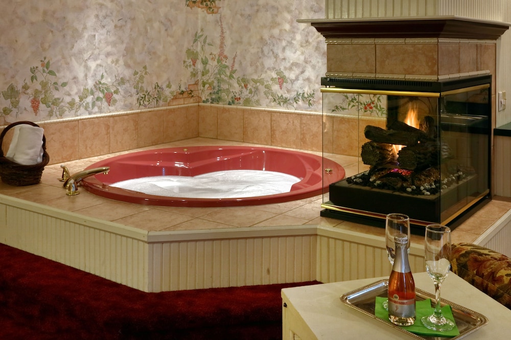 Carriage House, 1 Queen Bed With Sofabed, Fireplace photo 3