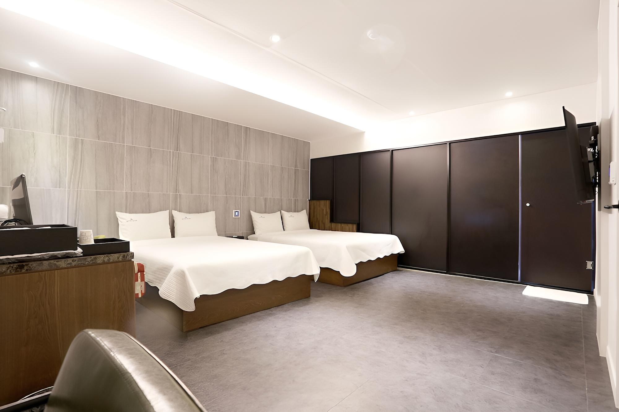 Room (Family Room (for 2 people Netflix Wav)