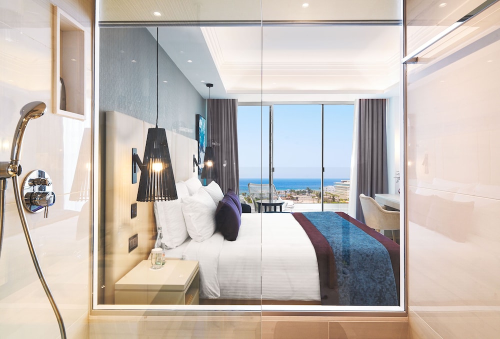 Deluxe Room, Pool View - Photo 3