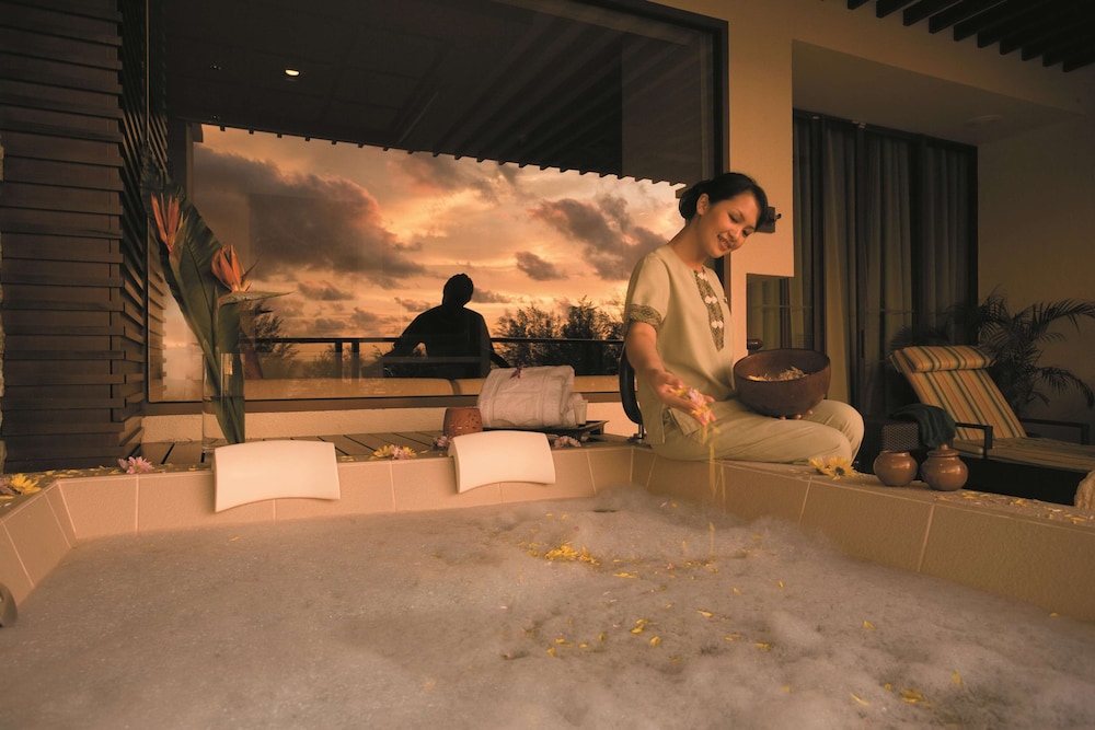 Ocean Junior Garden View Suite (King)