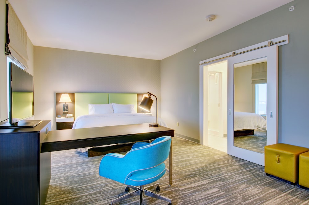 Studio, 1 King Bed, Non Smoking, Refrigerator & Microwave (Wet Bar) photo 2