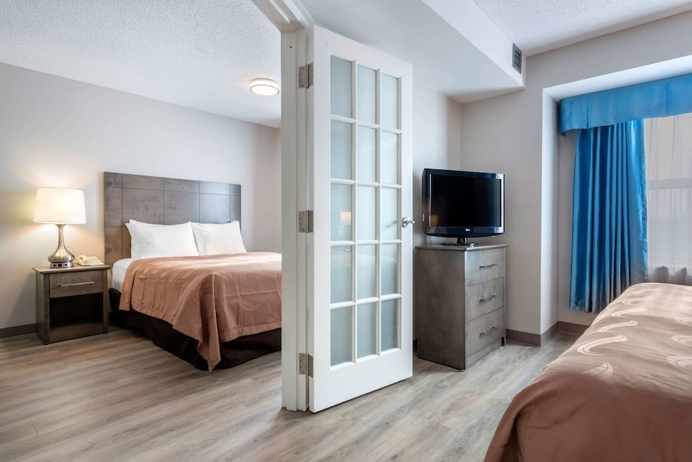 Suite, 1 King Bed and 1 Queen Bed, Non Smoking - Photo 2