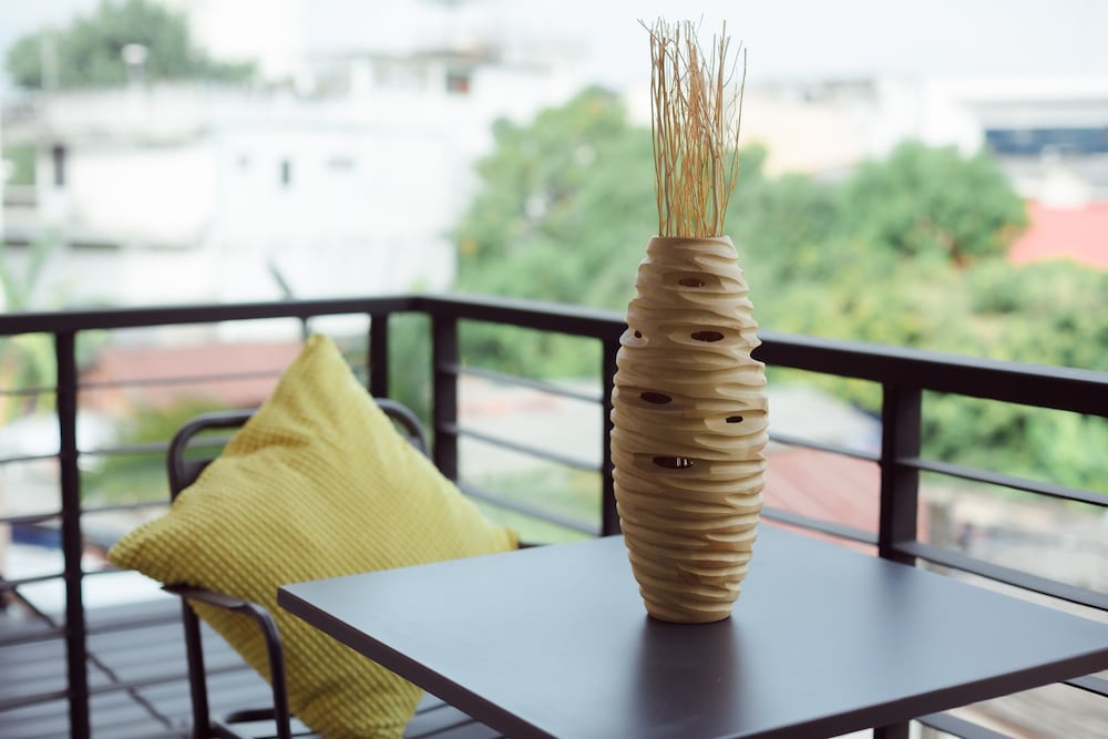 Two Bedroom Balcony Apartment - Photo 10