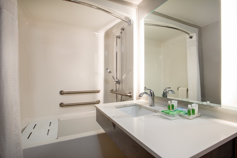 Suite, 1 King Bed, Accessible Bathtub (Communications) - Photo 3
