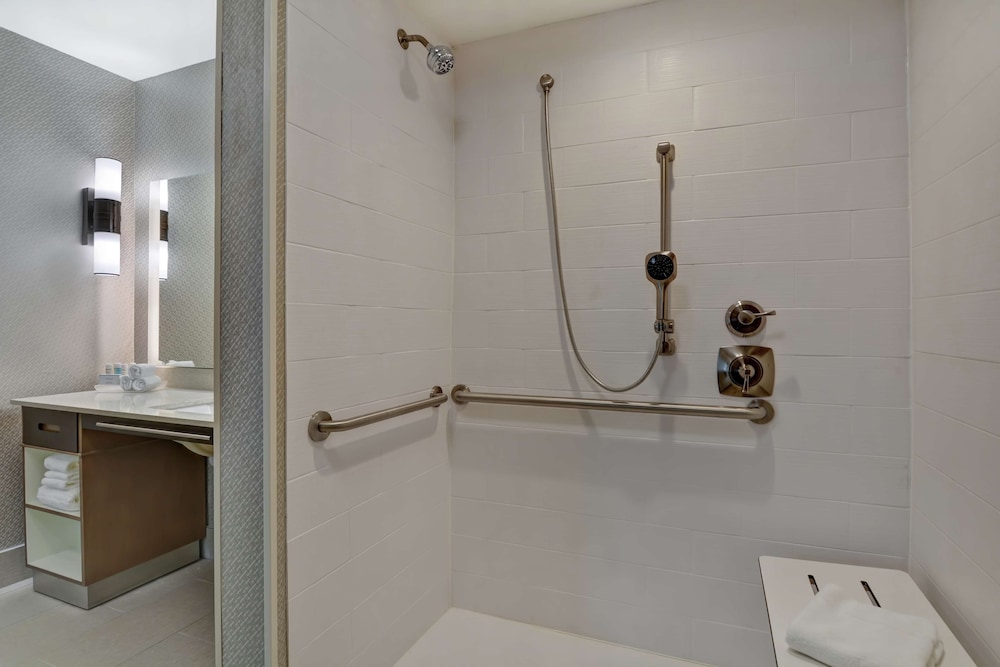 Suite, 1 King Bed, Accessible (Roll-In Shower)