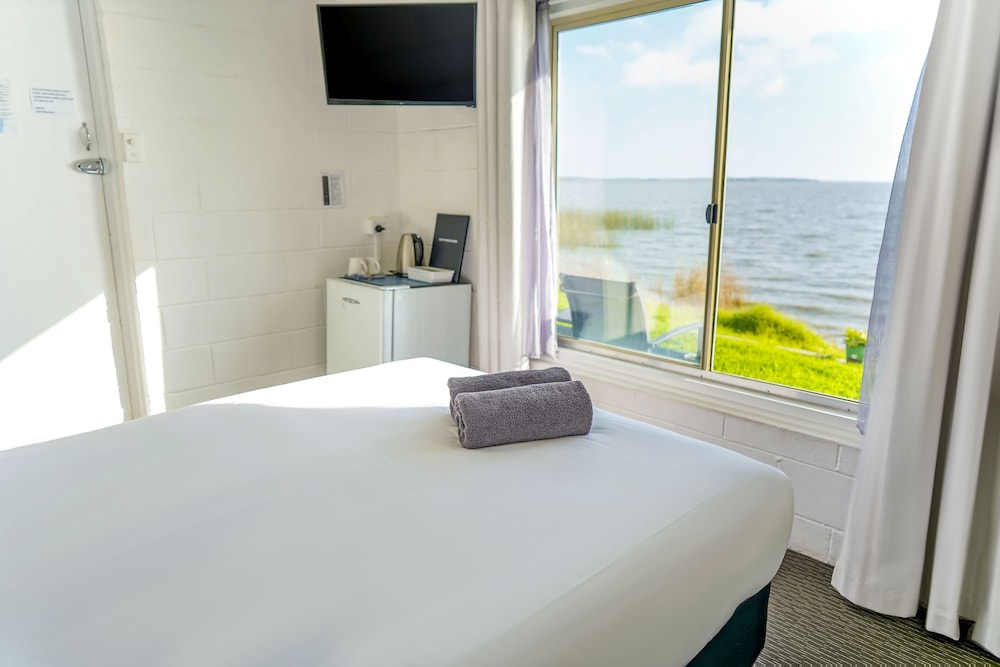 Double Waterfront Room x 4 Air Con queen bed photo 3