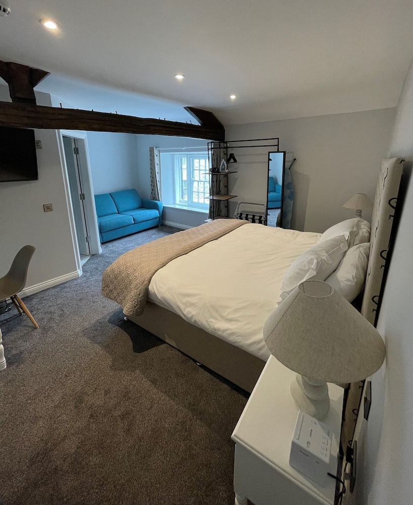 Suite, Ensuite (room 8) photo 2