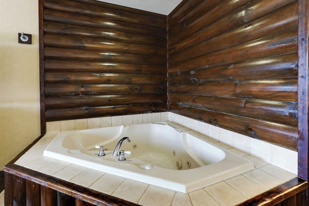 Expanded King with Whirlpool - Photo 3
