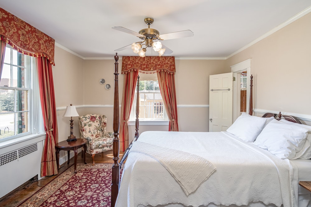 The William and Mary Suite, 2 Bedrooms photo 2