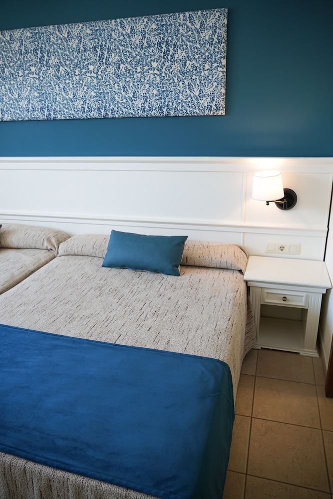 Triple Room (3 adults) Triple Room (3 adults)