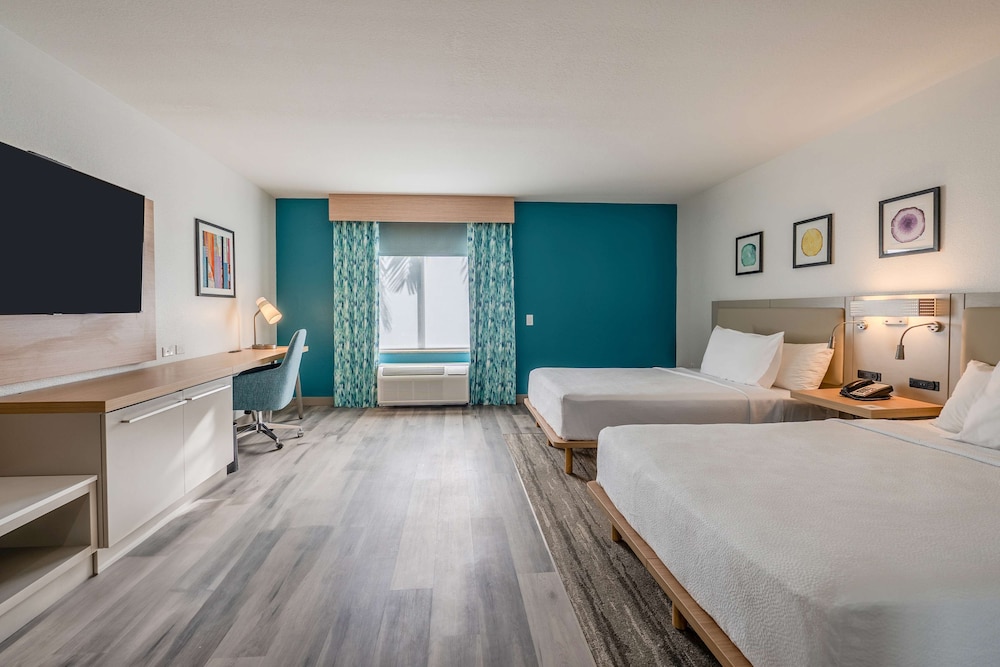 Room, 2 Queen Beds, Accessible (Roll-In Shower) - Photo 4