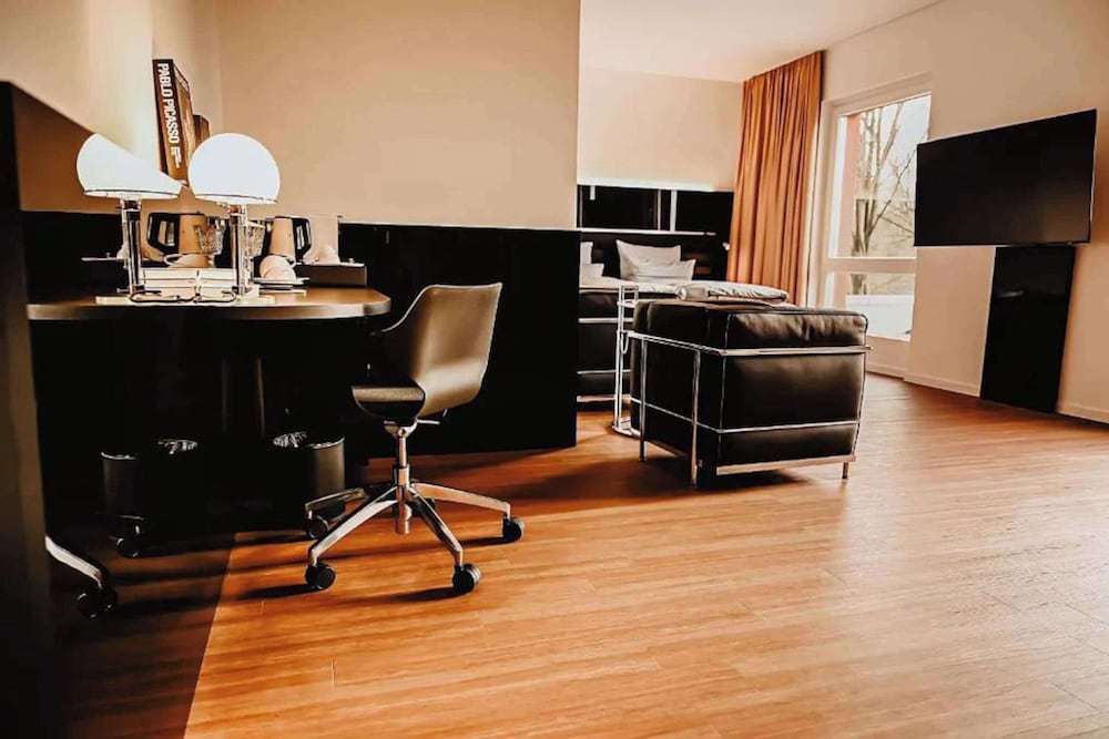 Junior Suite, 1 King Bed (Walk-in Shower) - Photo 2