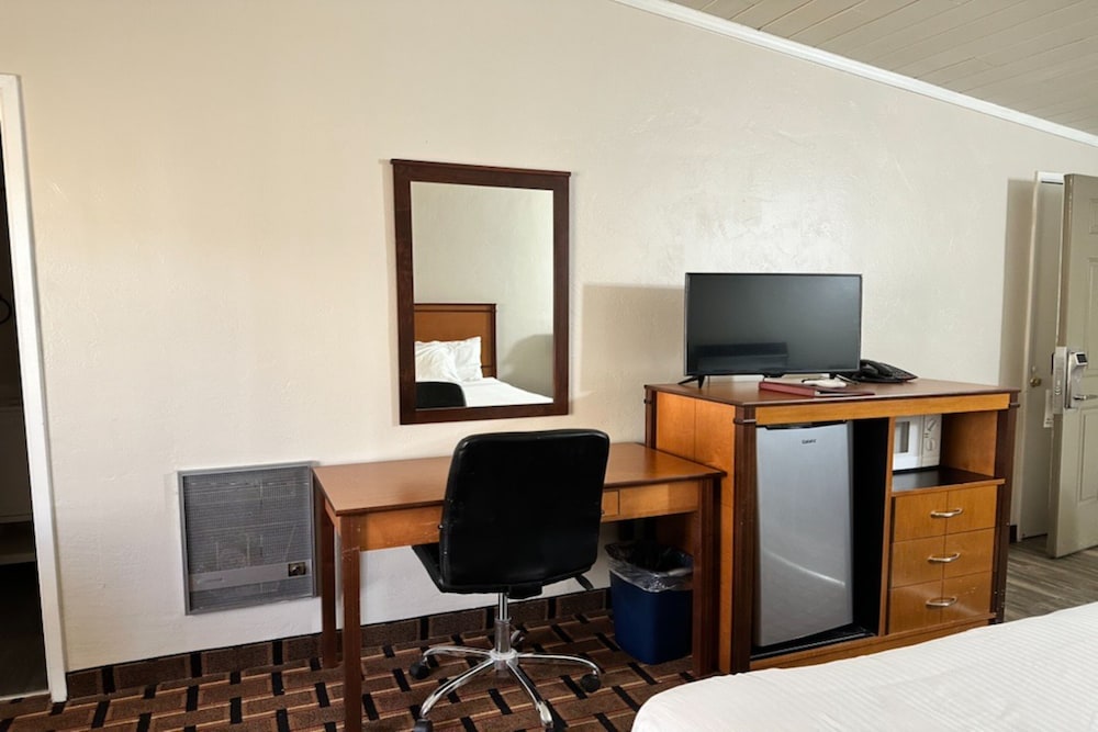 Room, 2 Queen Beds, Kitchenette photo 3