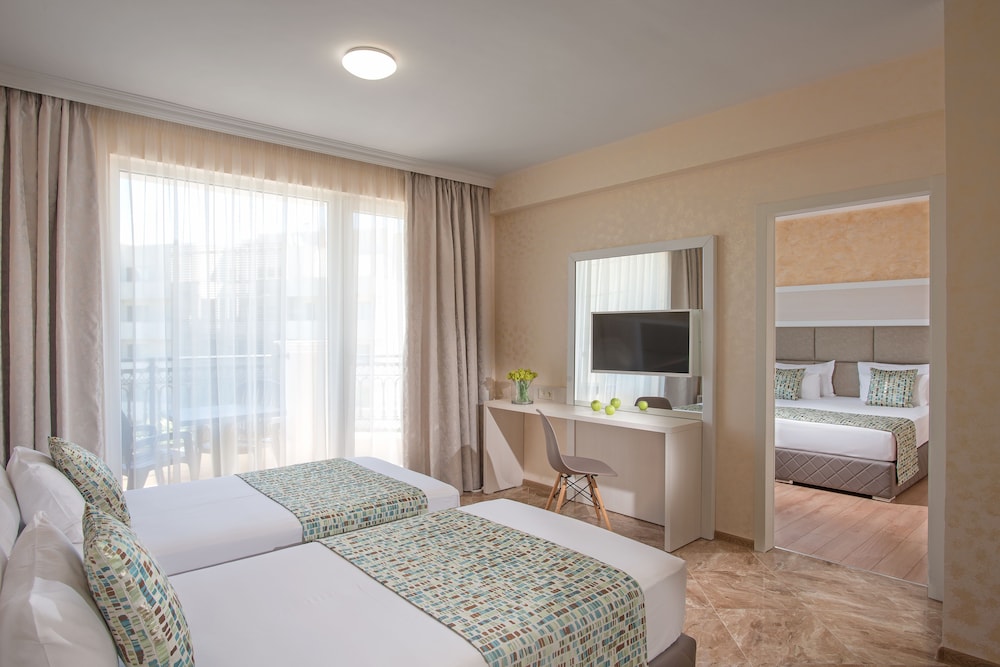 Deluxe Apartment with Balcony (2 adults and 2 children) photo 3