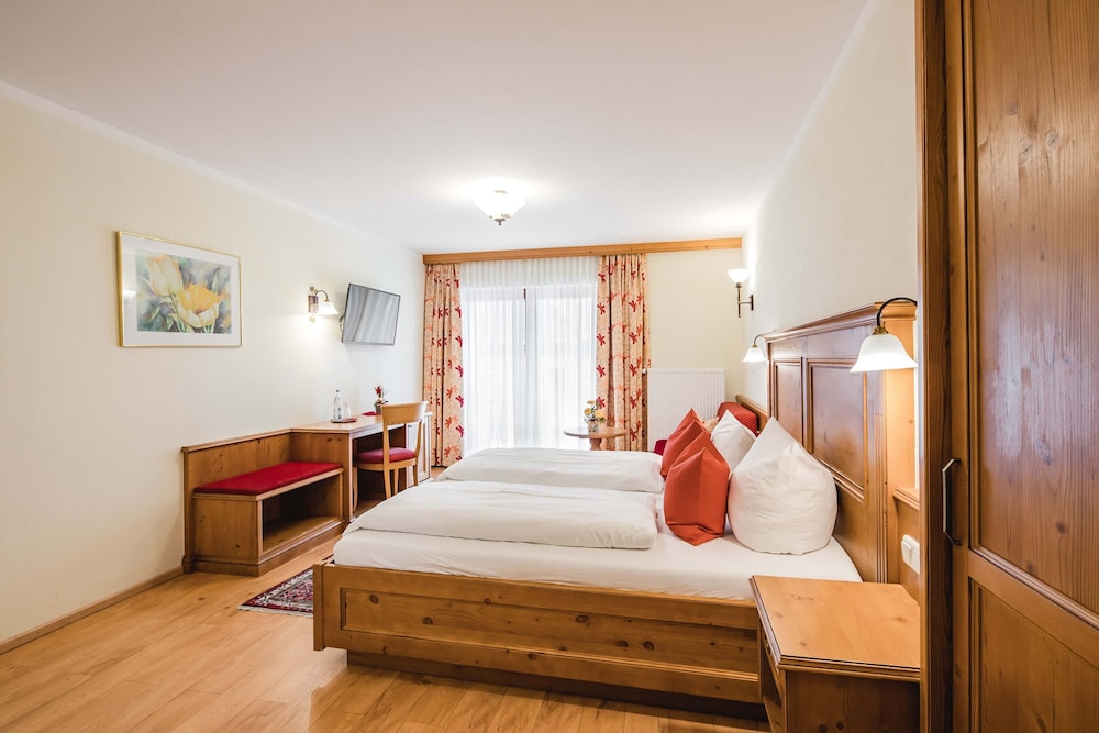 Standard Triple Room, 1 Queen Bed with Sofa bed, Non Smoking photo 2