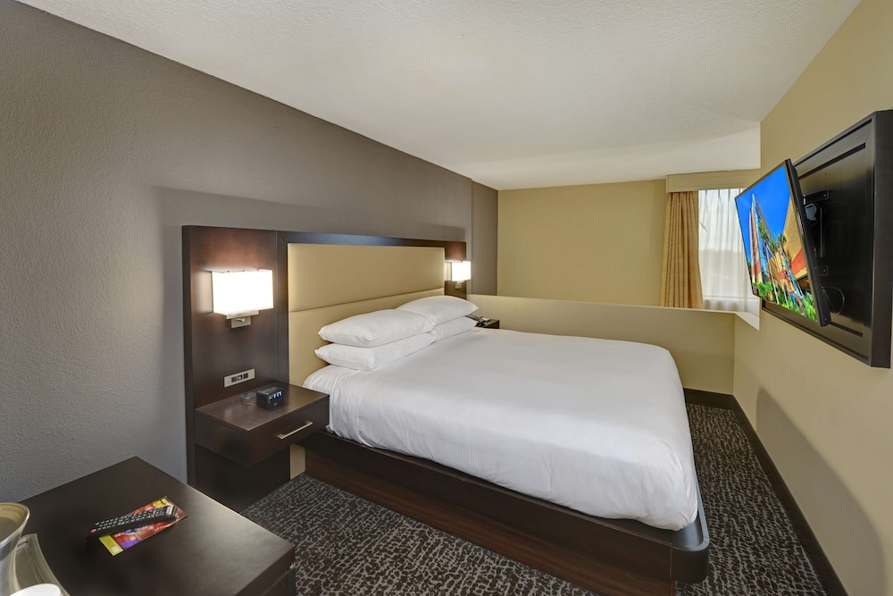 Room, 1 King Bed, Accessible, Corner (Mobility & Hearing, Bathtub)