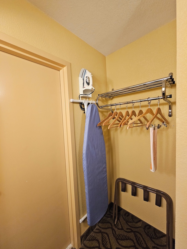 Deluxe Suite, 1 King Bed with Sofa bed, Non Smoking - Photo 5
