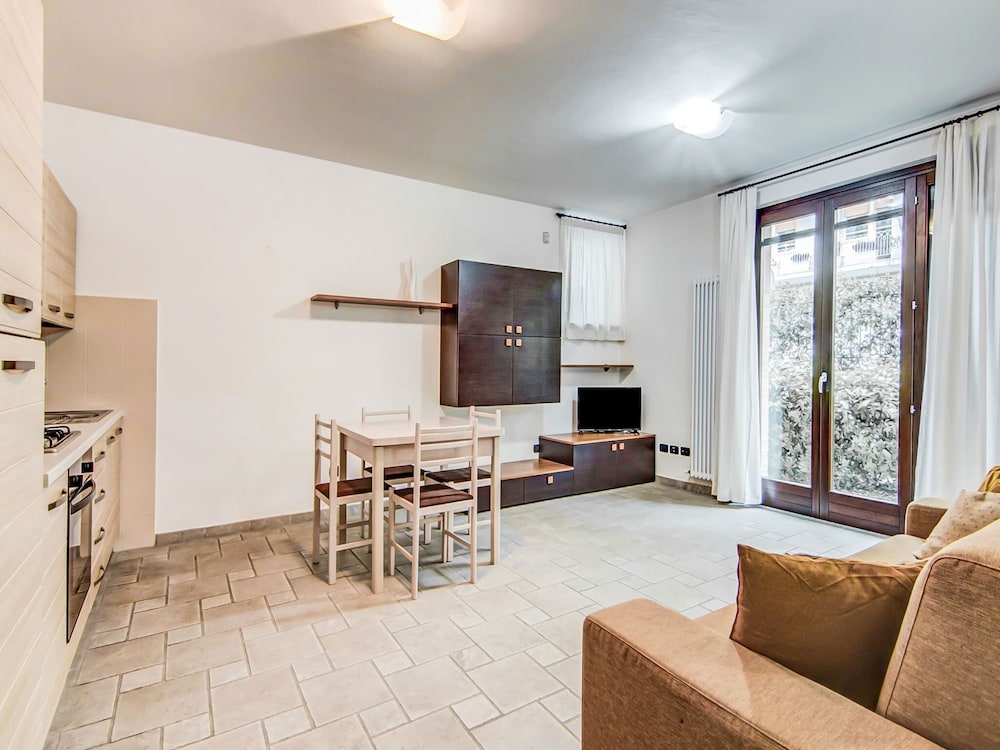 Classic Apartment, 2 Bedrooms photo 2