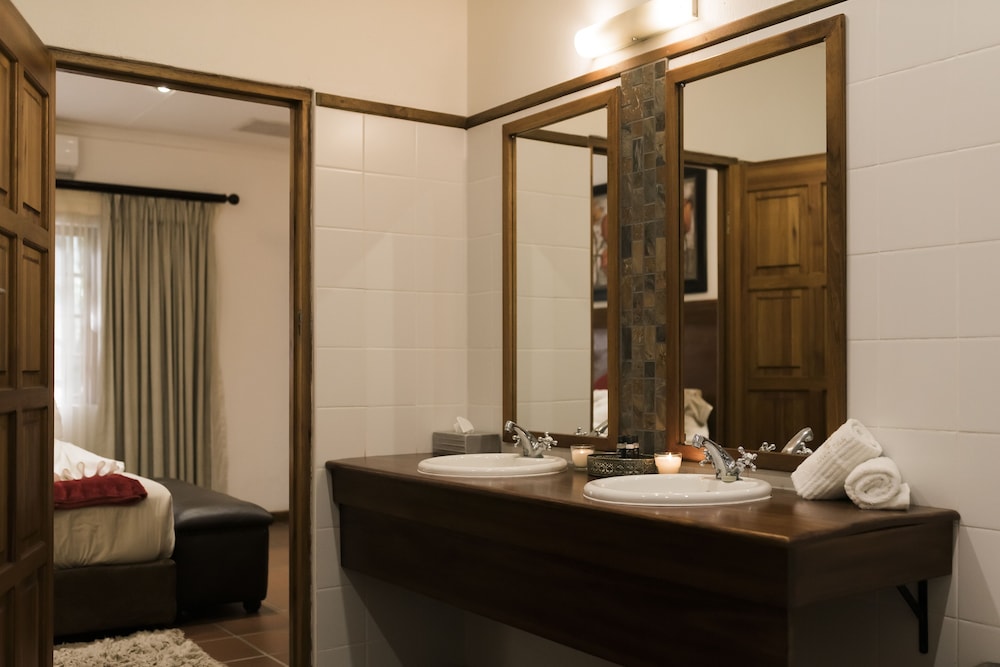 Executive Suite - Photo 5