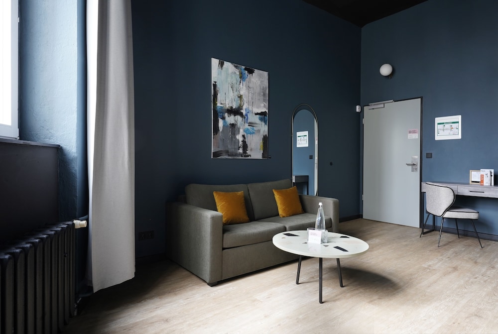 Large Room with Sofa Bed photo 1