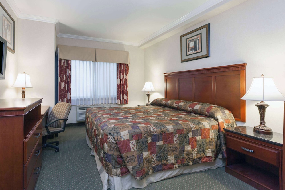 Room, 1 King Bed, Non Smoking - Photo 2
