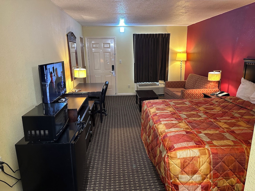 Room, 1 King Bed, Non Smoking, Refrigerator & Microwave photo 1