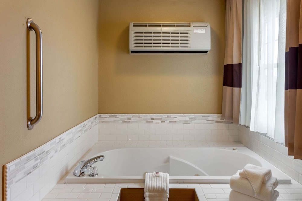 Room, 1 King Bed, Non Smoking (2 person Jetted Tub) - Photo 4