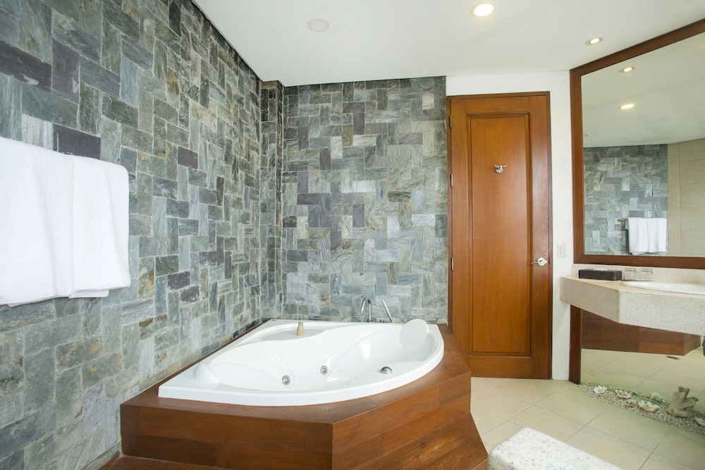 Suite (Historic) - Photo 1
