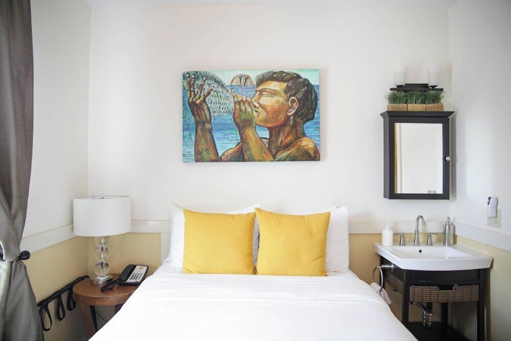 Petite Room - Town View photo 1