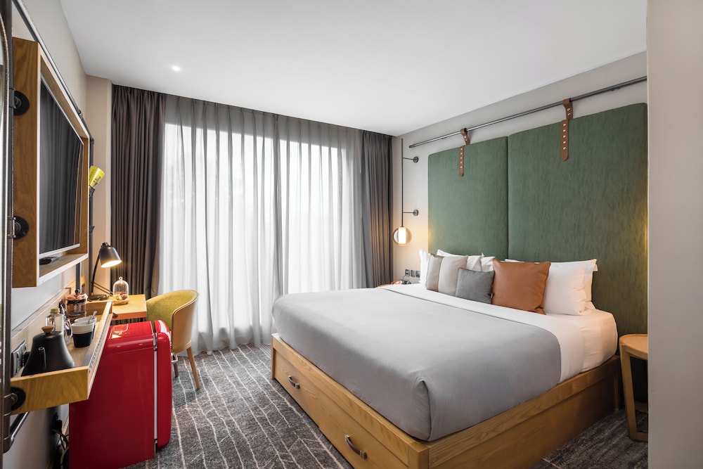 Superior Room, 1 Queen Bed thumbnail 6