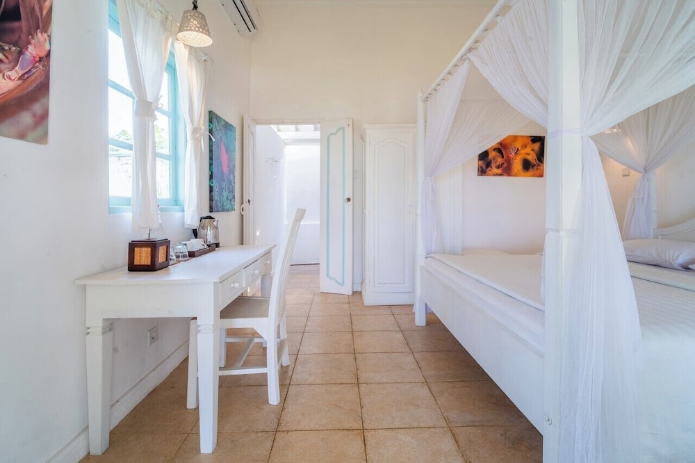 Deluxe Double or Twin Room, Partial Sea View photo 2