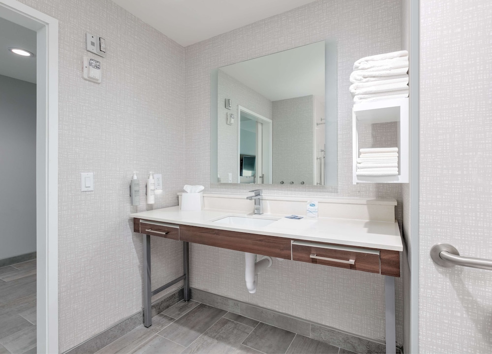 Room, 2 Queen Beds, Accessible, Bathtub - Photo 1