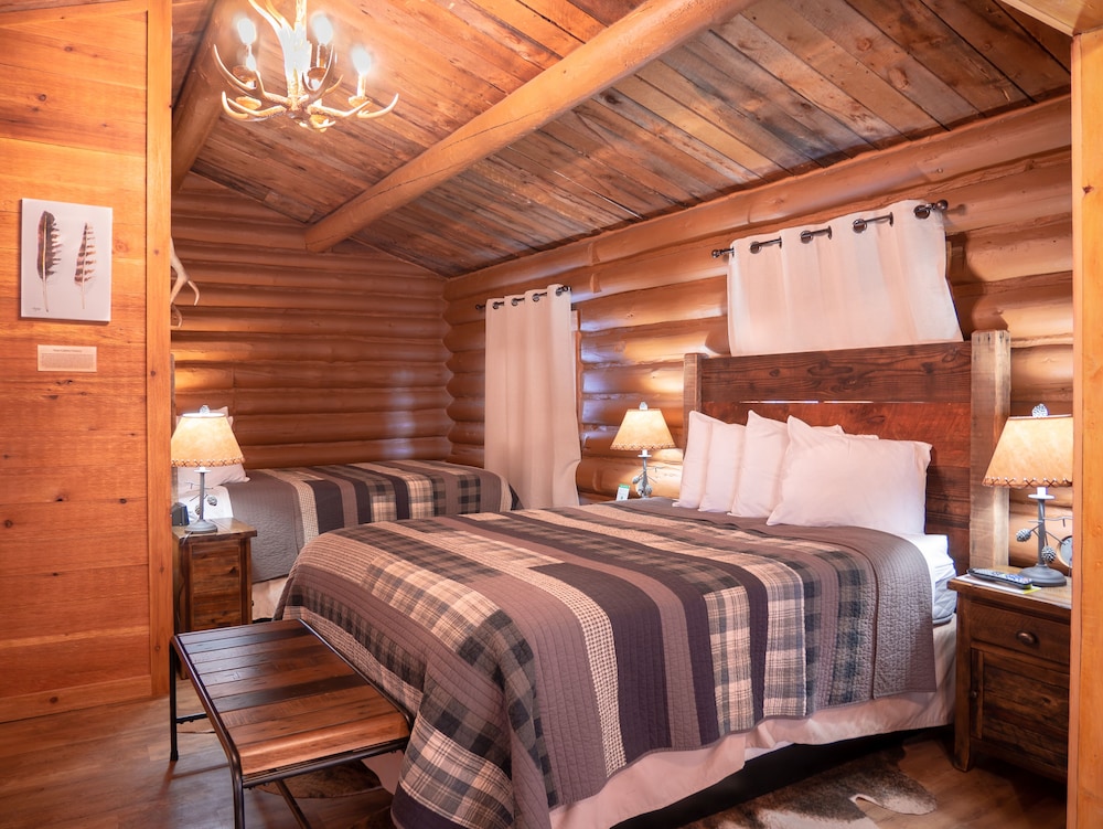 Traditional Cabin, 2 Queen Beds, Non Smoking