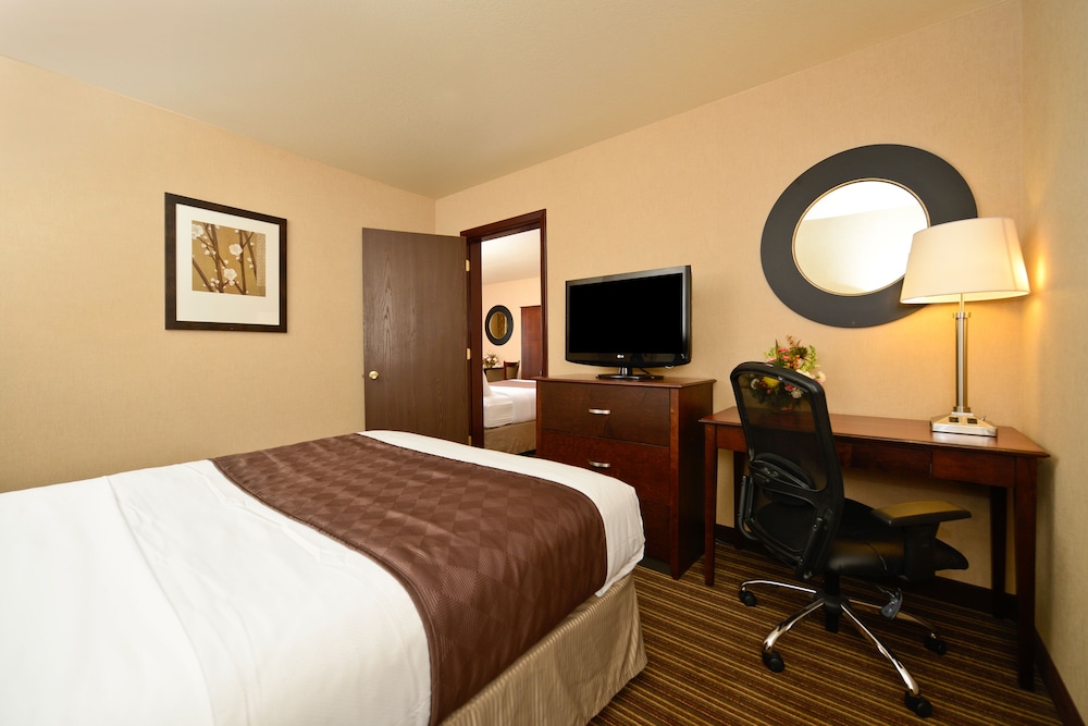 Deluxe Room, Multiple Beds (3 queens in a room) photo 3