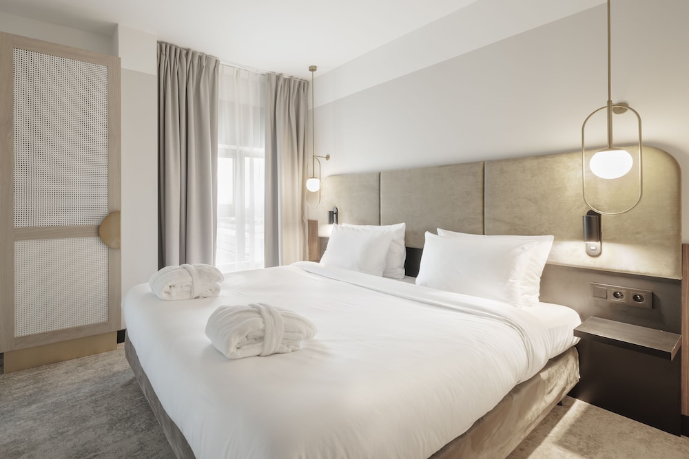 Grand Suite, 2 Bedrooms - Photo 2