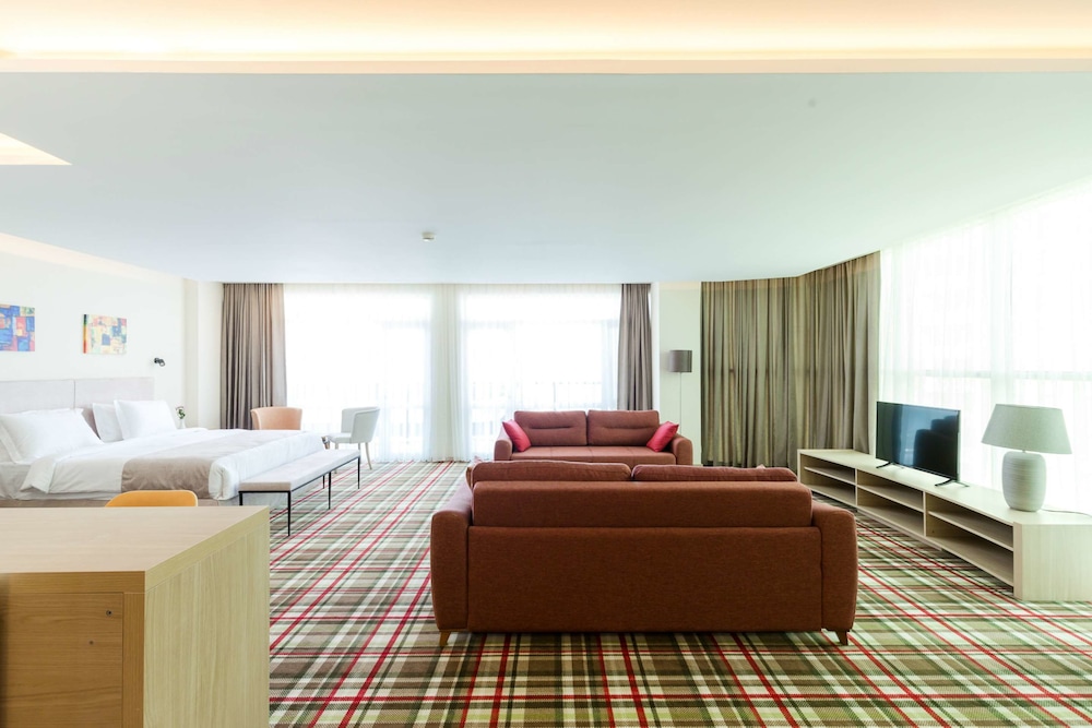 Executive Suite, 1 King Bed, Non Smoking, Balcony photo 2