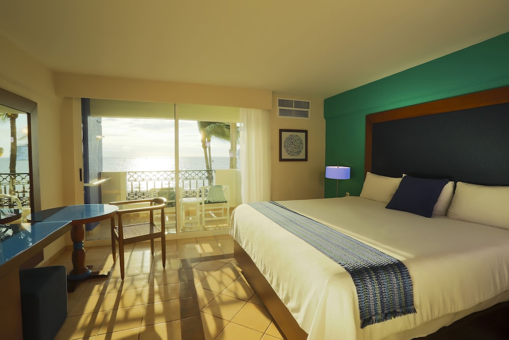 Deluxe Room, 1 King Bed, Oceanfront photo 1