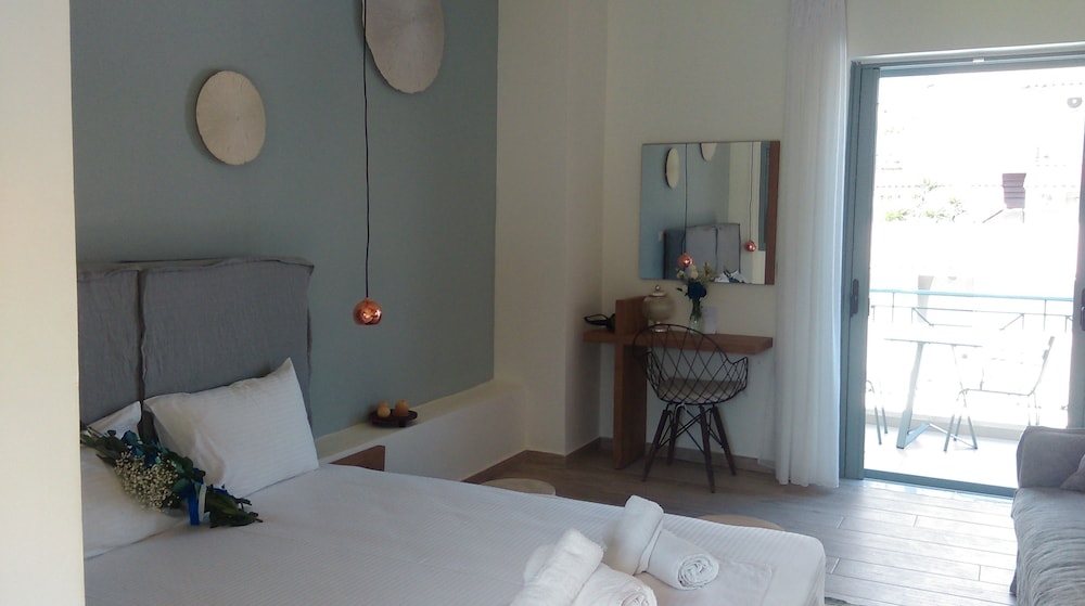 Junior Studio Suite, 1 Queen Bed with Sofa bed, Pool View photo 2