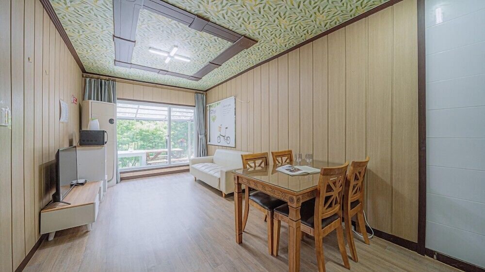 Room (Mare 204)