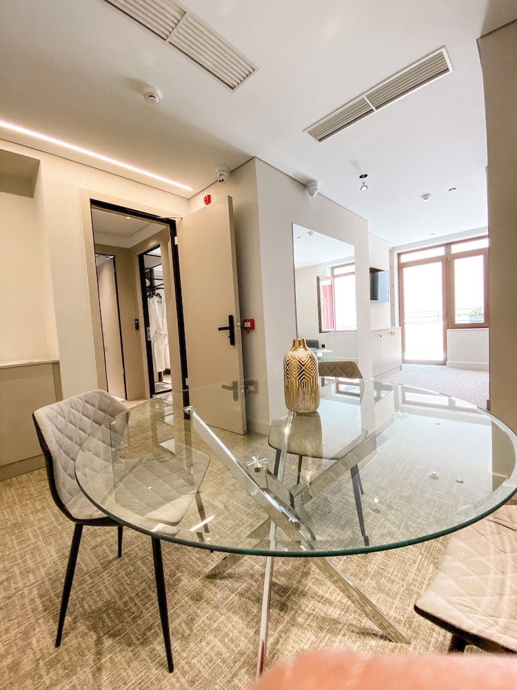 King Suite with Balcony photo 1