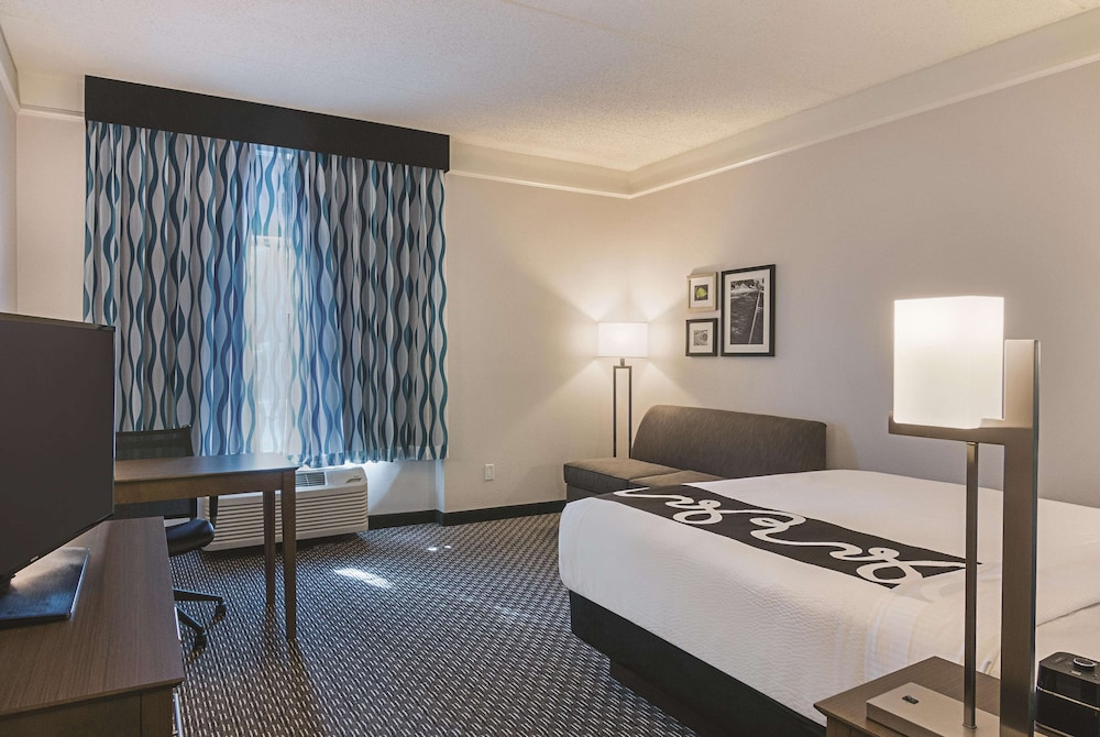 Executive Room, 1 King Bed, Non Smoking, Pool View