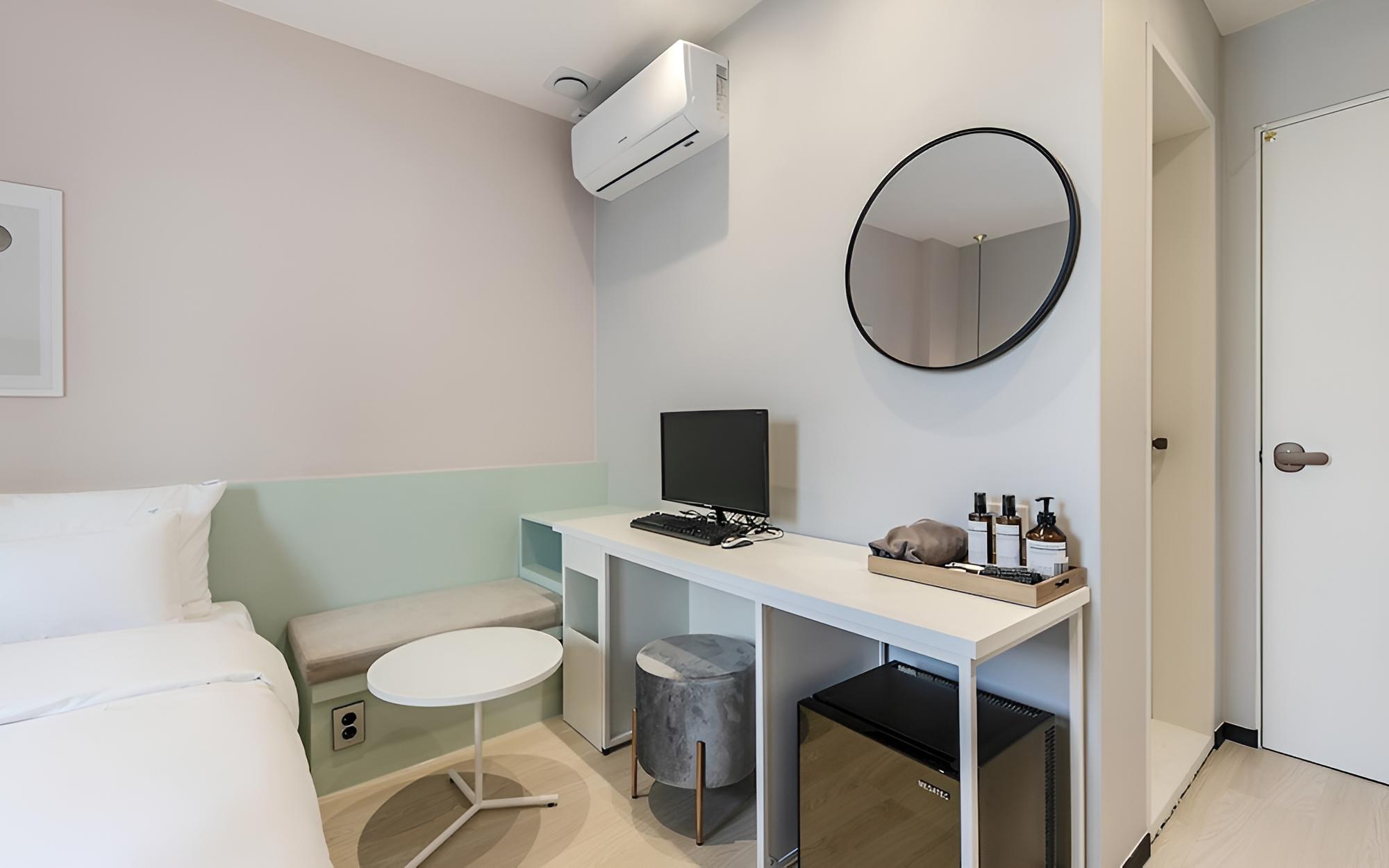 Room (Premium (Non-smoking)(OTT)) - Photo 17