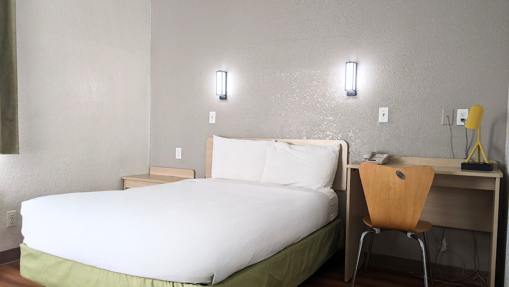 Deluxe Room, 1 Double Bed, Roll-in Shower, Non Smoking