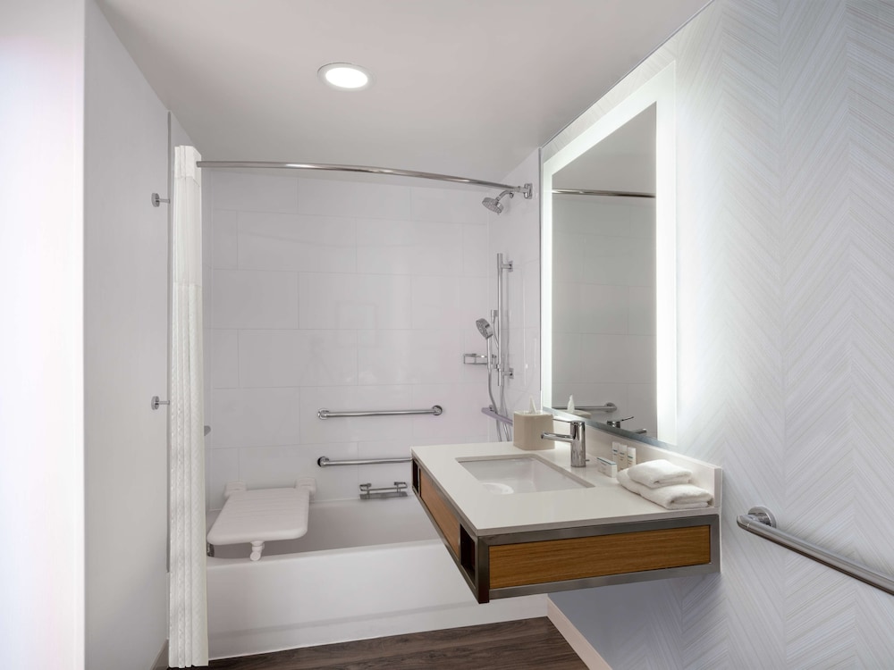 Room, 2 Queen Beds, Accessible Bathtub - Photo 4