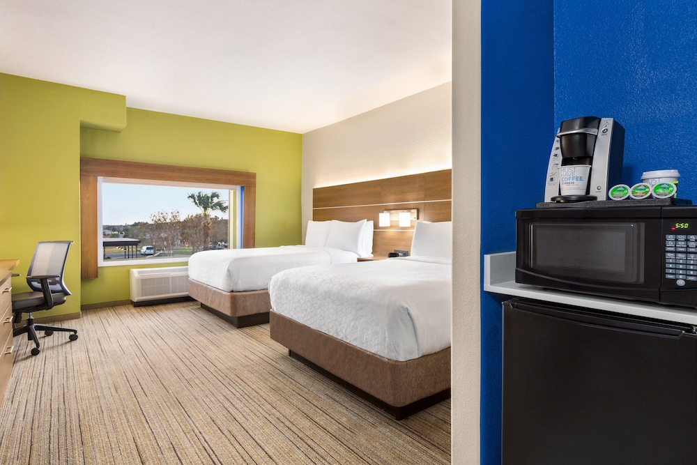 Standard Room, 2 Queen Beds - Photo 2