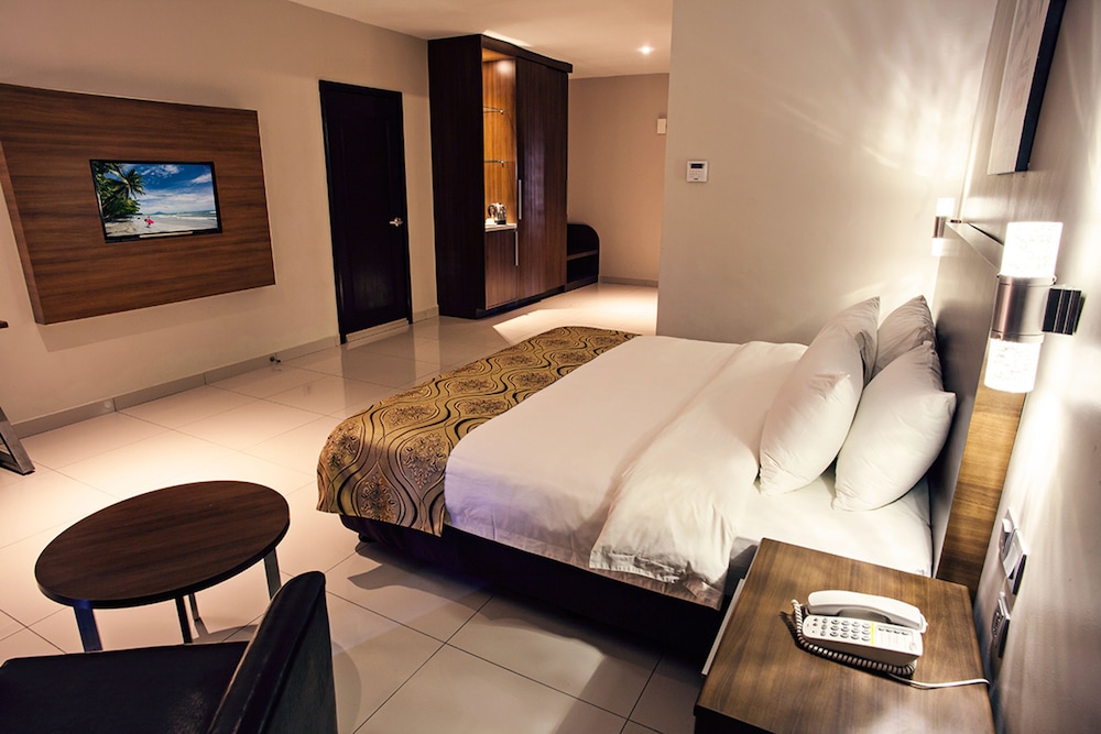 Deluxe Room, 1 King Bed photo 1