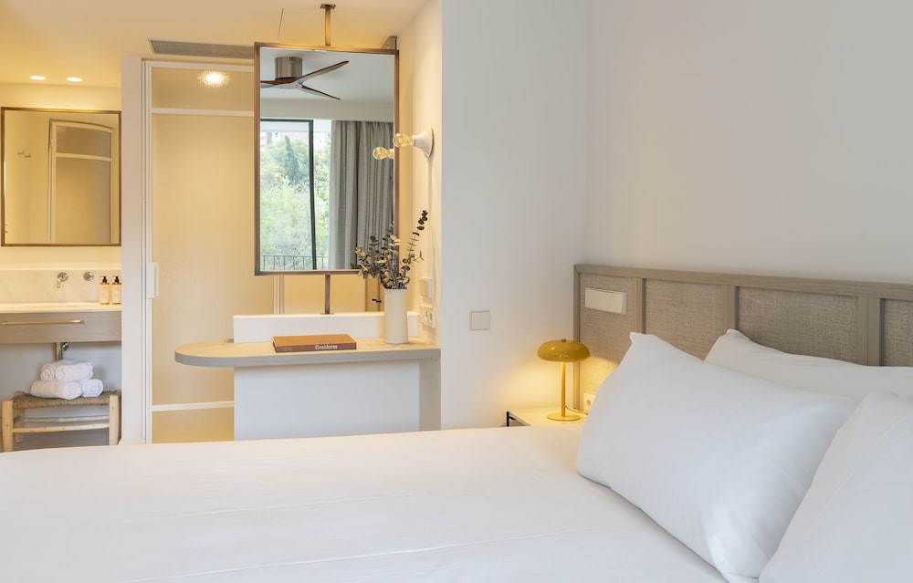 Privilege, Room, 1 King Bed, Terrace - Photo 7